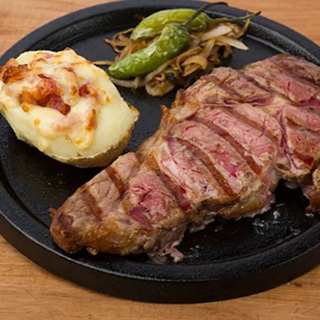 Corte de carne a la parrilla con guarnición